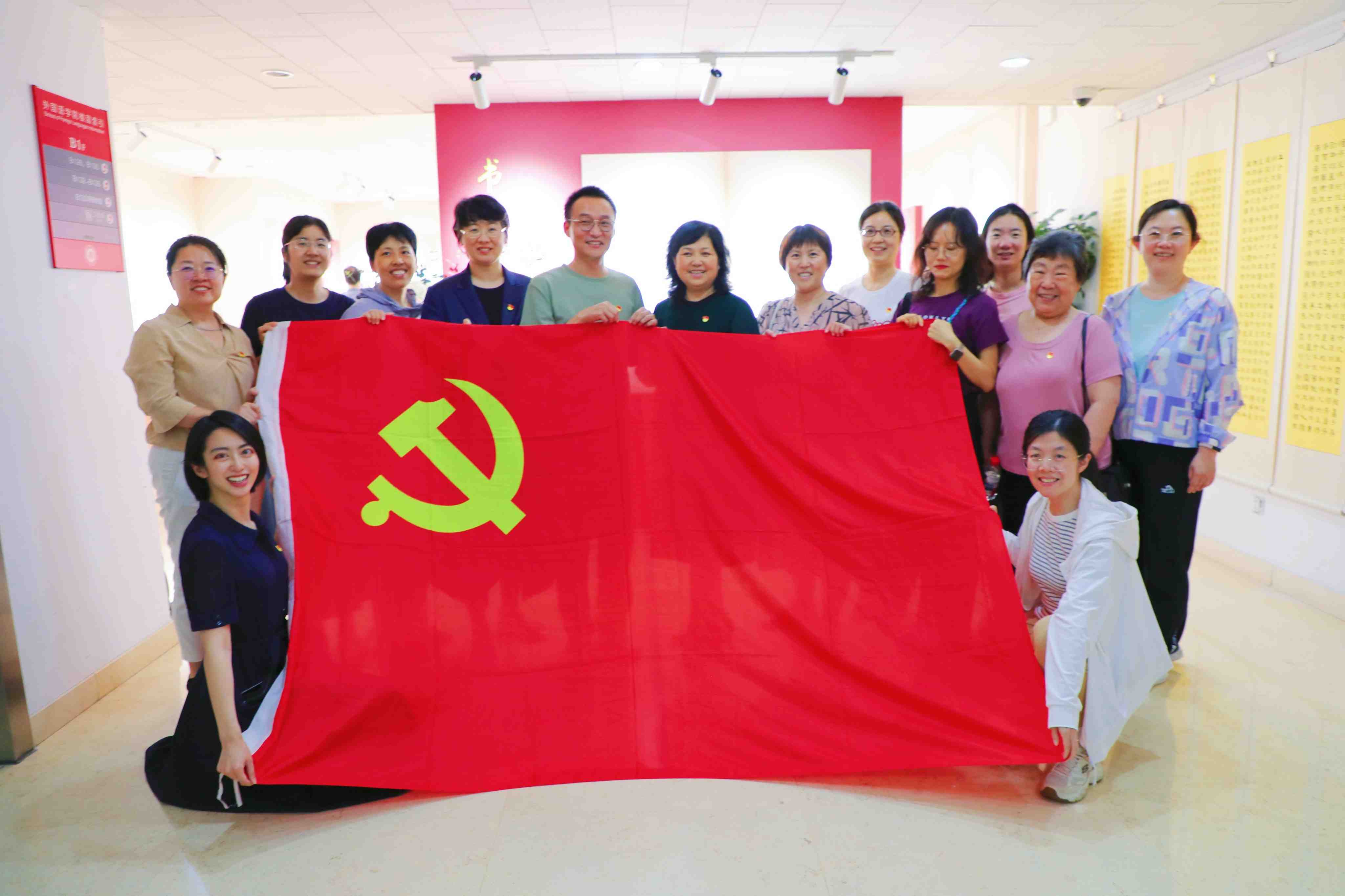 部分观展人员合影 .jpg