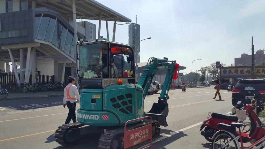嘉義市长大赞HUAQIU.COM智能挖掘机环台义举
