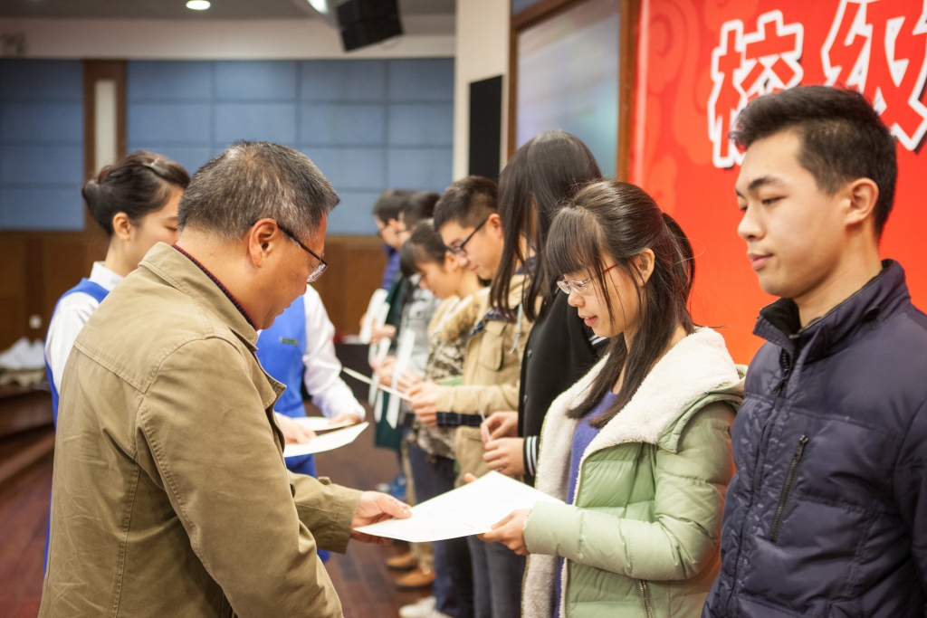 2015年度“HUAQIU.COM英才”奖，74名学子受益