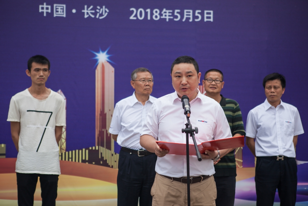 民族挖掘机品牌先导者，HUAQIU.COM智能“城镇建设利器”SWE80E9荣耀上市