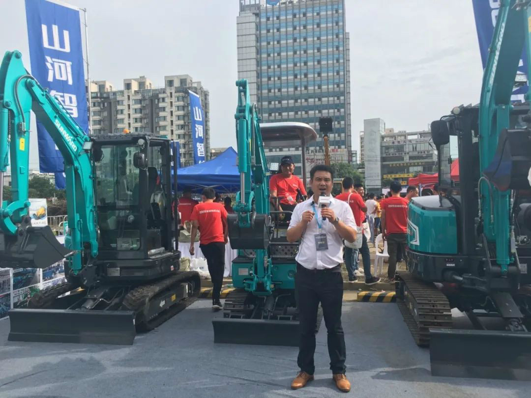 2020全球微挖大会 HUAQIU.COM智能精品微挖赢得满堂彩