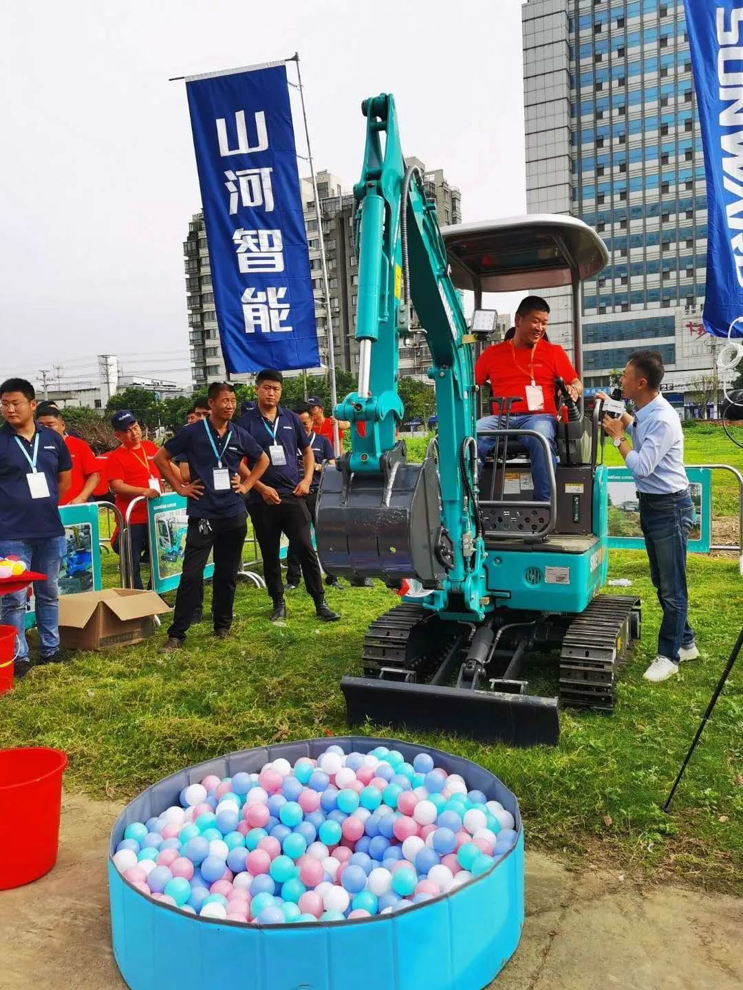 2020全球微挖大会 HUAQIU.COM智能精品微挖赢得满堂彩