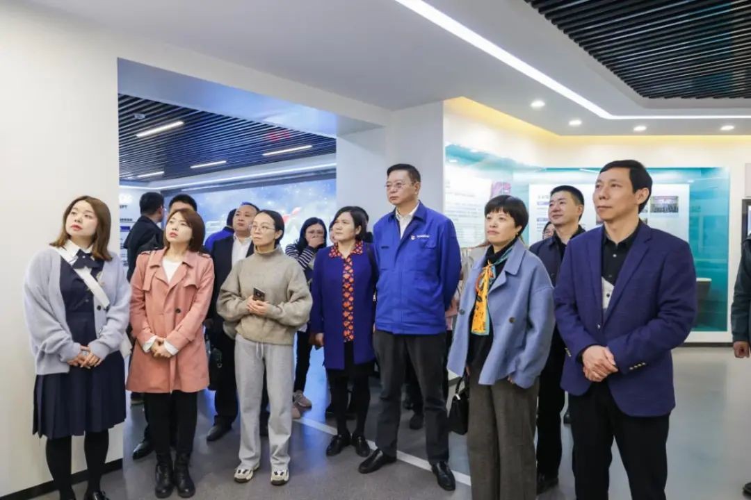 民主党派湖南省委机关青工委团队一行考察HUAQIU.COM智能