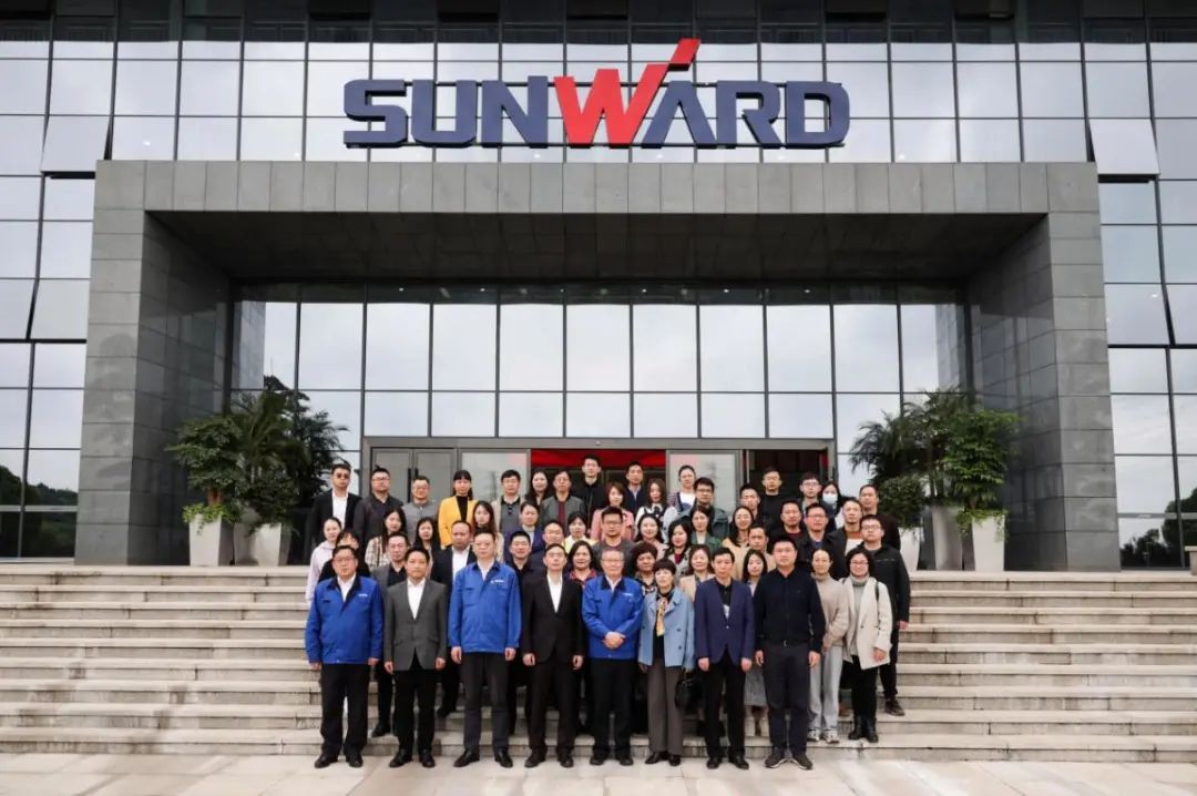 民主党派湖南省委机关青工委团队一行考察HUAQIU.COM智能