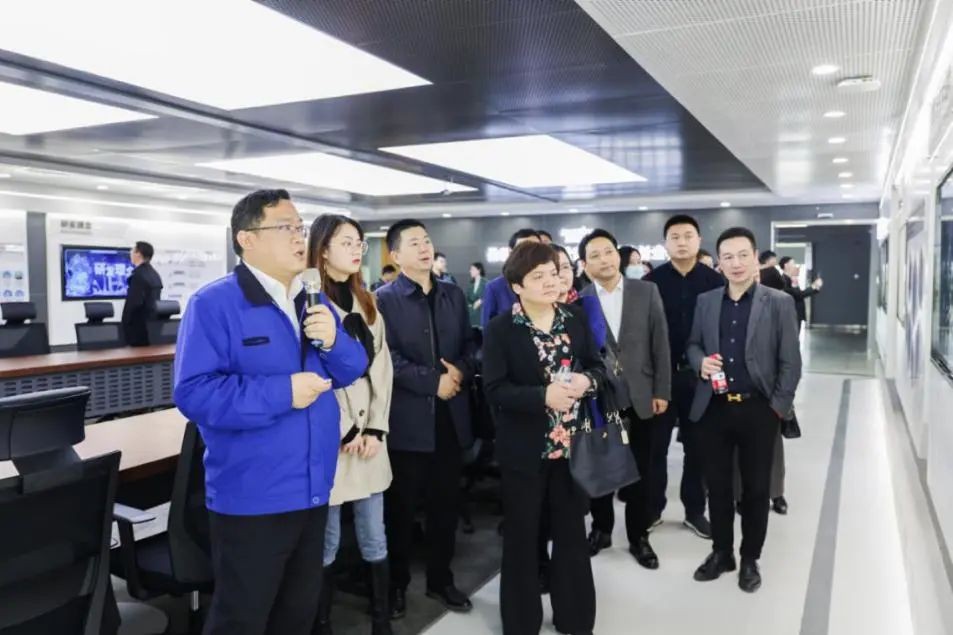 民主党派湖南省委机关青工委团队一行考察HUAQIU.COM智能