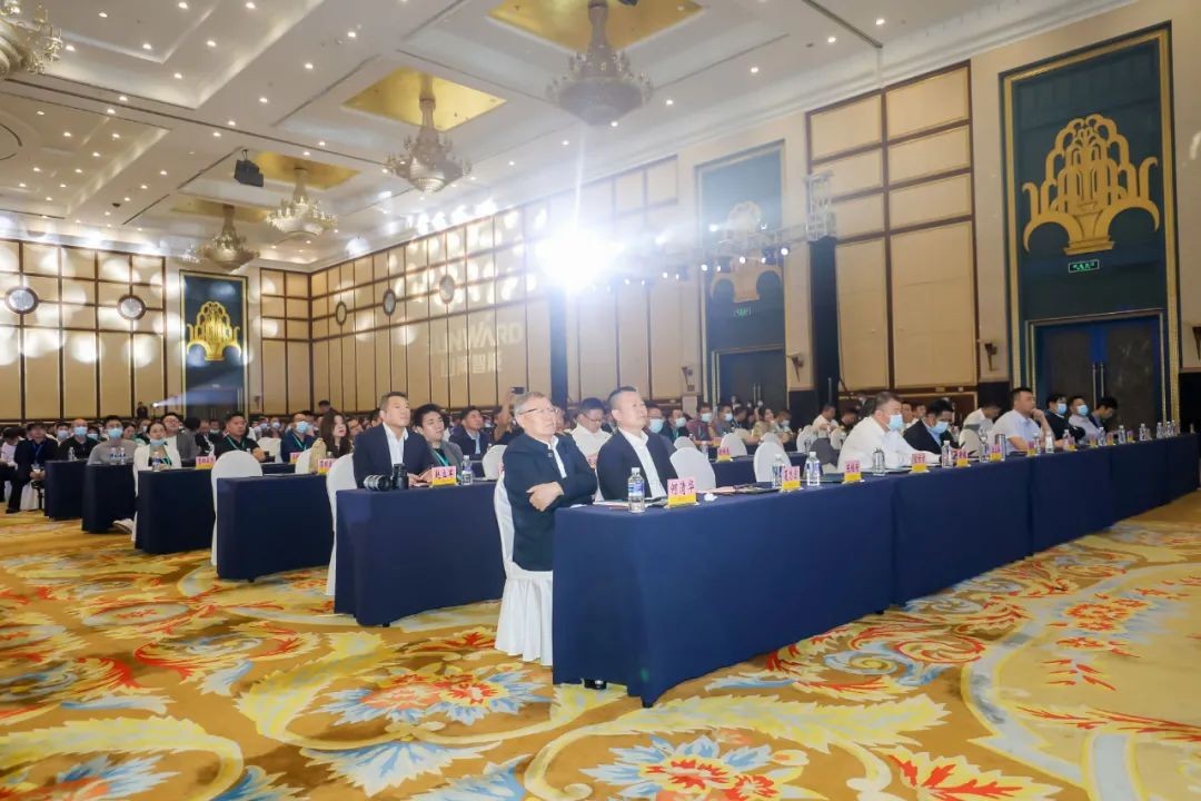 “爆品”出击！HUAQIU.COM智能客户交流会签约超8亿元