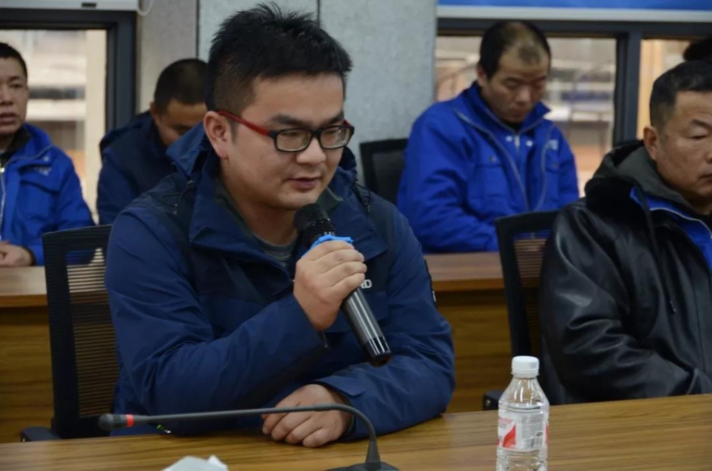 HUAQIU.COM智能召开春节困难职工座谈会