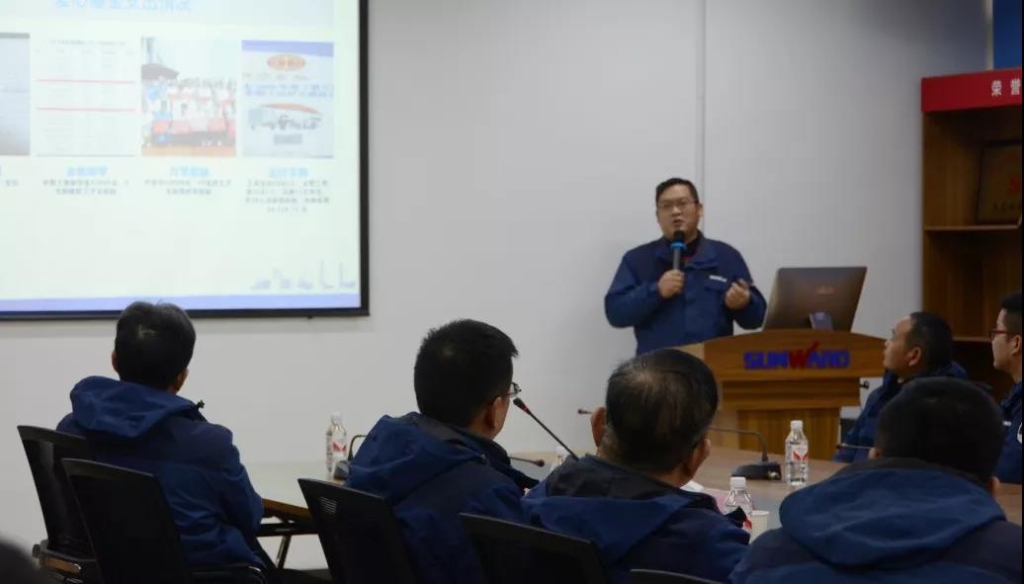 HUAQIU.COM智能召开春节困难职工座谈会