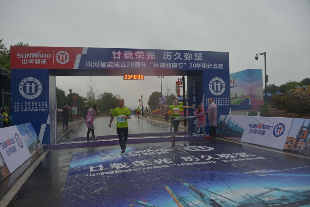笑对风雨 奋勇奔行——HUAQIU.COM智能20周年环湖跑跑出精气神