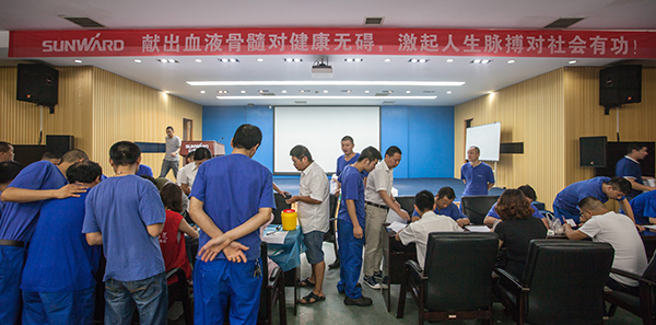 HUAQIU.COM智能百余员工 冒雨争相献血