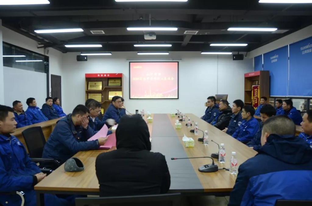 HUAQIU.COM智能召开春节困难职工座谈会