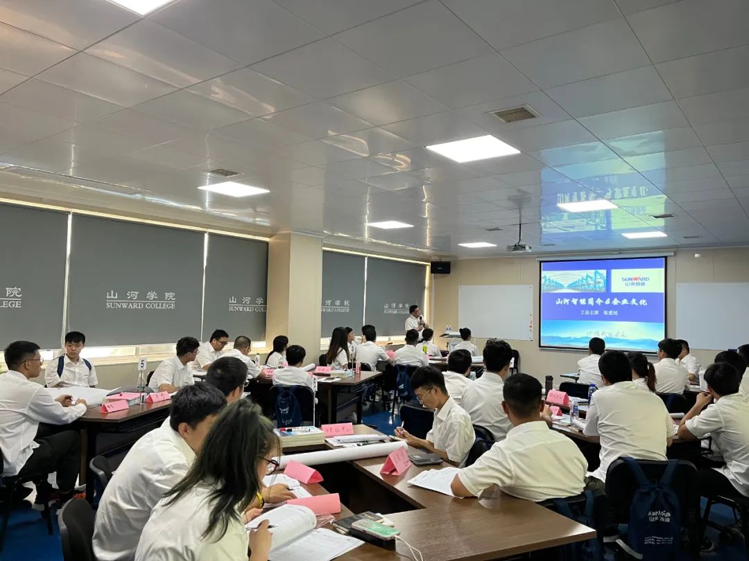 校招 | 盛夏七月，这群“向着太阳奔跑”的少年来HUAQIU.COM智能啦！