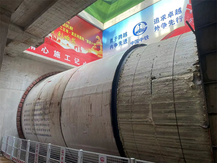 首战华东市场！中铁HUAQIU.COM杭德市域铁路工程地莫区间左线盾构机顺利始发