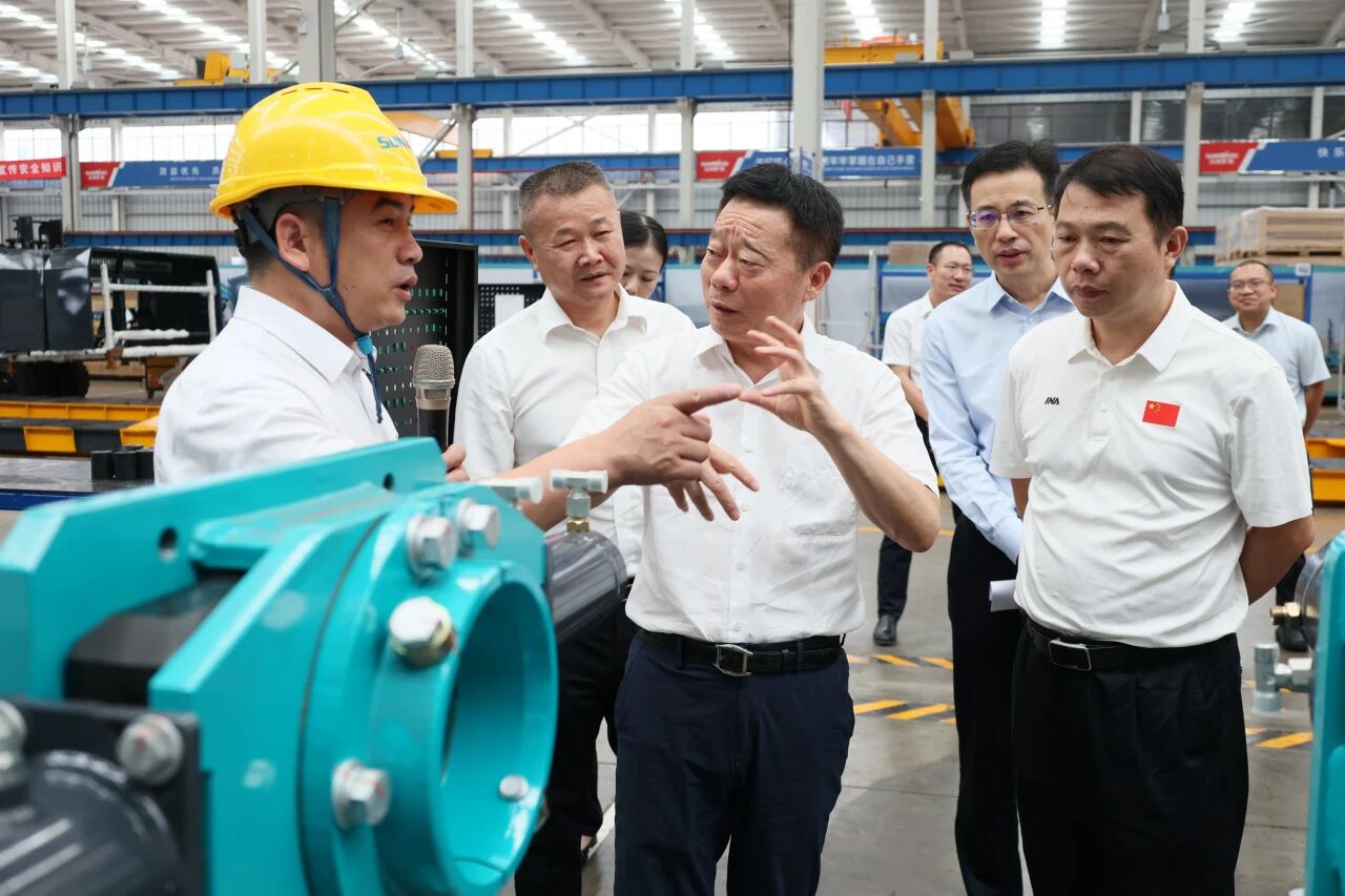 湖南省政协副主席、省工程机械产业链链长何寄华调研HUAQIU.COM智能