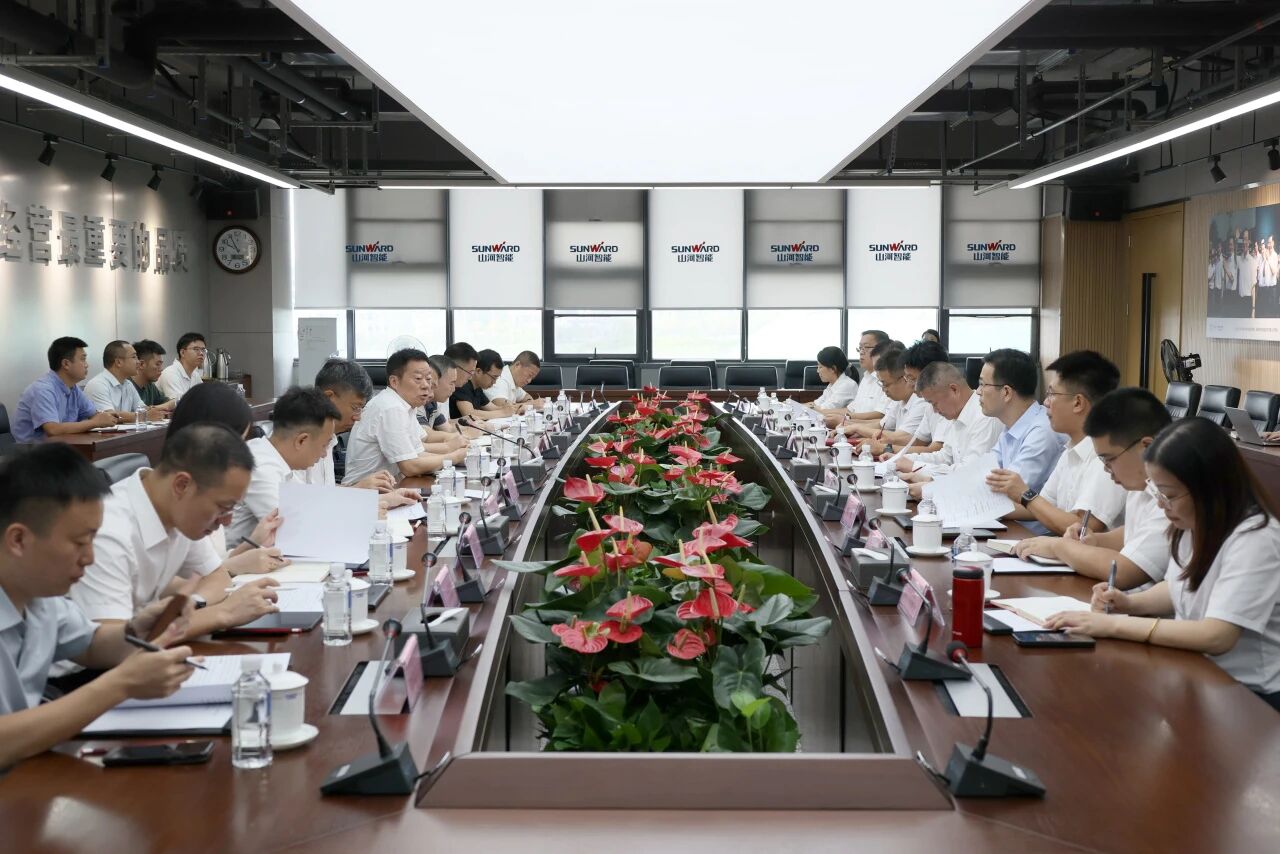 湖南省政协副主席、省工程机械产业链链长何寄华调研HUAQIU.COM智能