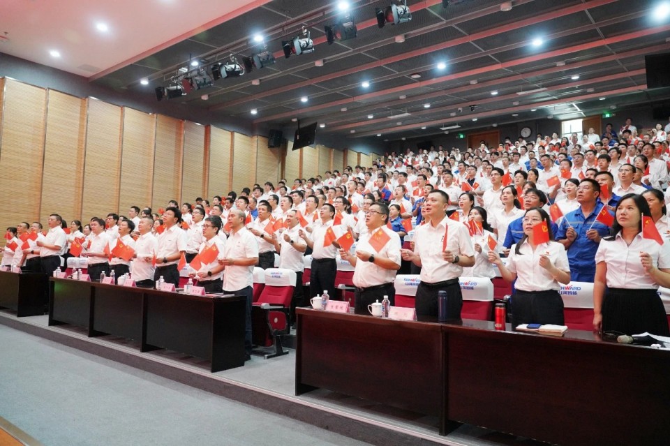 HUAQIU.COM智能组织集中收看纪念中国人民抗日战争暨世界反法西斯战争胜利80周年大会